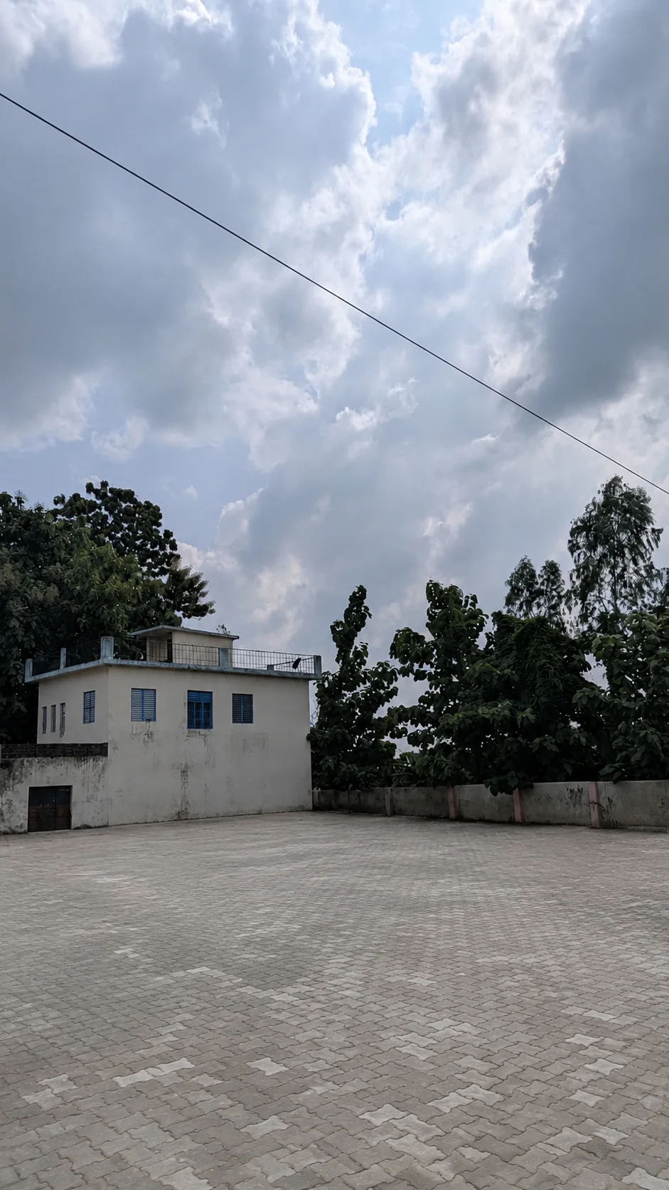 Entrance courtyard and open surroundings at Aman Guest House in GIDA