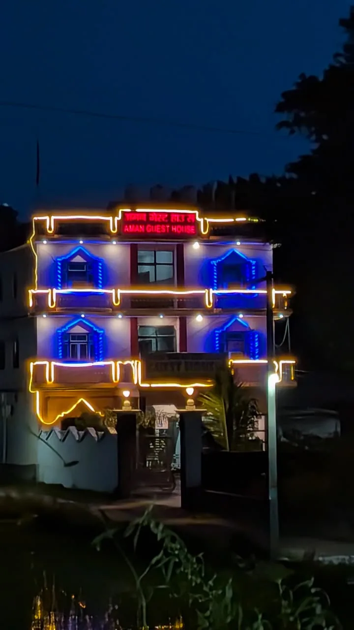 Aman Guest House and surroundings at night in GIDA