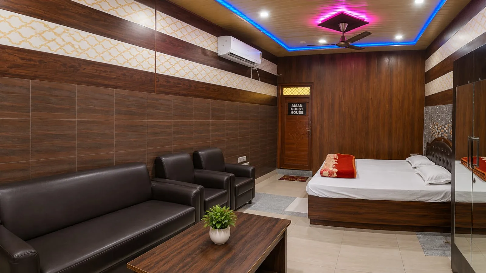 Spacious Super Deluxe Room at Aman Guest House in GIDA